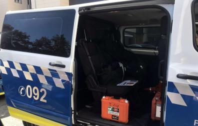 Desfibrilador externo automático (DEA) en un vehículo de la Policía Municipal de Pamplona
