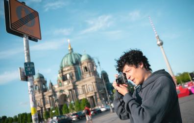 Pablo Villar con su cámara Leica en el centro de Berlín con su catedral al fondo.