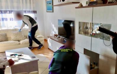 Guardias civiles, durante el registro de la vivienda