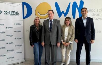 De izda a dcha Araceli Etxaide, directora de ITACA SEPAP de Down Navarra; Juan Mari Ayechu, departamento de Acción Social de Caja Rural de Navarra; Edurne Pascal, gerente de Down Navarra; Ricardo Goñi, director de Relaciones Institucionales de Caja Rural de Navarra