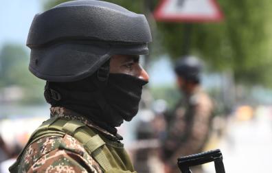 Un soldado indio hace guardia en Srinagar