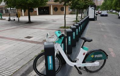 Una sola bici en la base junto a la Ikastola Jaso de Mendebaldea