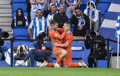 Alfon (dcha.) recibe la felicitación de su compañero Carreira tras anotar el gol /