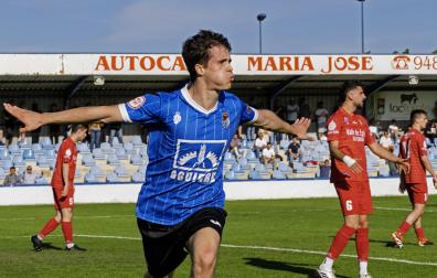 Iñaki Rodríguez, futbolista de la Peña Sport, celebra el 1-0 ante el Valle de Egüés