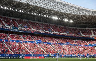 Fotos del choque correspondiente a la Jornada 37 de LaLIga EA Sport entre rojillos y pericos disputado en el estadio de El Sadar /