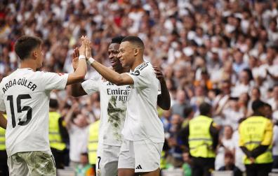 Arda Güler y Vinícius felicitan a Mbappé tras uno de sus goles a la Real Sociedad /
