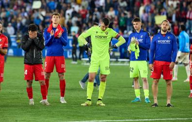 Los jugadores de Osasuna, cabizbajos tras empatar contra el Alavés