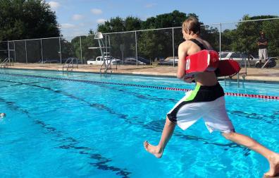 Socorrista, en una piscina