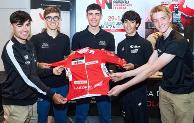 CINCO CICLISTAS DE CASA. Una representación de los corredores navarros de la Vuelta. De izquierda a derecha, Aimar Berango (Telcom-On Clima), Mikel Uncilla e Iker Villar (Caja Rural-Alea), Unai Ramos (Equipo Finisher) y William Mills, del Hostal Latorre, sujetan el maillot rojo de líder de la Vuelta a Navarra 2025 /