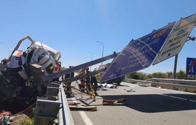 Efectivos de emergencias trabajan en el lugar del accidente en la AP-15