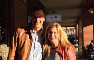 Leire Díez posa con Pedro Sánchez en una de sus numerosas imágenes junto al presidente