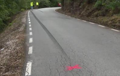 Imagen tomada de un vídeo de Noticias Cuatro en el lugar del accidente: se aprecian las huellas de frenada en el asfalto y, al fondo, la curva donde se salió el vehículo