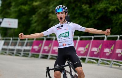 Unai Ramos celebra su victoria en la última etapa de la Vuelta a Navarra.