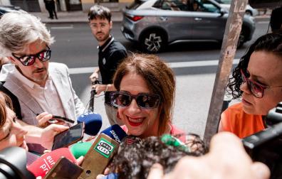 La exconcejal socialista Leire Díez atiende a los medios a su llegada a la sede del PSOE en Ferraz