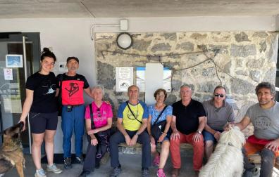 Montañeros, miembros del Deportivo Navarra y de la federación, y el guarda Ángel Morató, junto a la placa