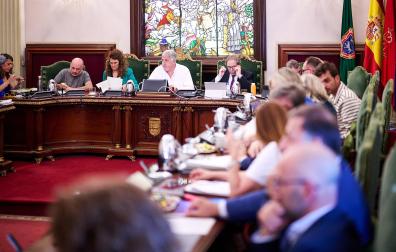 La bancada de UPN y PP, a la derecha, con el alcalde al fondo, durante la larga sesión del pleno de este jueves 5 de junio /