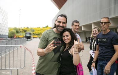 Colas y nervios en la espera del concierto del canadiense Bryan Adams en el Pabellón Navarra Arena /