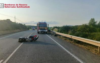 La moto accidentada en el lugar del siniestro