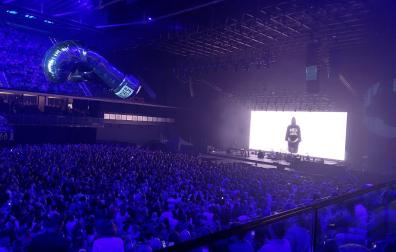El Pabellón Navarra Arena, prácticamente lleno poco antes del concierto.