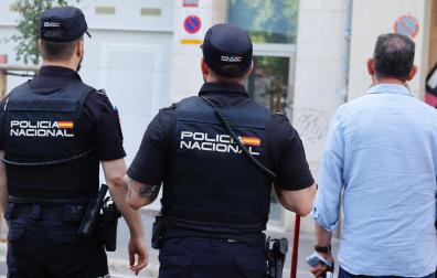Agentes de Policía Nacional en el exterior de la casa del exministro de Transportes José Luis Ábalos en Valencia durante un registro por parte de la UCO