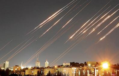Una imagen de exposición lenta muestra misiles balísticos iraníes cayendo sobre Jerusalén en represalia tras los ataques aéreos nocturnos de Israel contra Irán