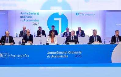 En la fila inferior, Fernando Basarte, Alfonso Bañón y Paloma Arraiza, consejeros del Grupo La Información, Luis Colina, presidente; Aurelio Orillo, letrado asesor e Iñigo Sobrini, consejero. En la fila superior, Roberto Otamendi, David Torres, Fernando Egido y Virgilio Sagüés, miembros del Comité de Gobierno, y José Manuel Erro, director general del Grupo La Información