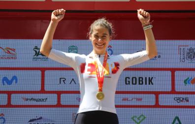 Sara Martín, en el podio, con la medalla de campeona de España de ruta