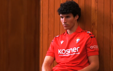Un modelo, en el anuncio que ha emitido Osasuna con referencias a la primera participación del equipo en Europa hace 40 años