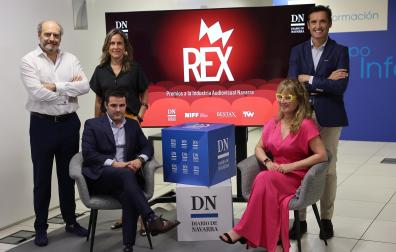 De pie: Joaquín Calderón, codirector del NIFF (Navarra International Film Festival); Alicia Nicolás, directora comercial de Diario de Navarra e Igor Alonso, de la consultora Bestax. En primer plano, Carlos Llonis, de la la Fundación Truck&Wheel, y Belén Galindo, codirectora del NIFF.