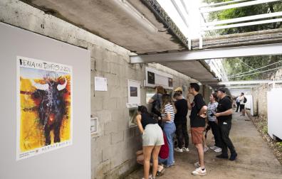 Cientos de visitantes disfrutan viendo a los protagonistas de los encierros a través de los ventanales de los corrales del Gas