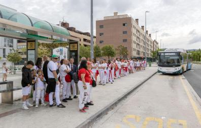 Las esperas causadas por la huelga de villavesas rondaban este domingo, 6 de julio, los 20 minutos de espera, provocando filas de gente, como en Sarriguren.