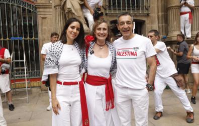 Dyna Kharrat, Lidón Soriano y Eduardo Ibero, antes del lanzamiento del chupinazo