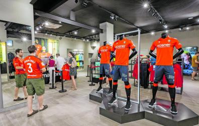 Una imagen de la tienda oficial de El Sadar en el primer día de venta de la nueva camiseta para la temporada 2025-26
