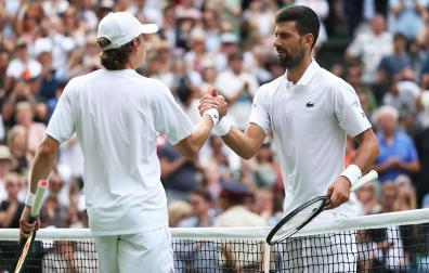 De Miñaur y Djokovic se saludan tras concluir el encuentro de Wimbledon /