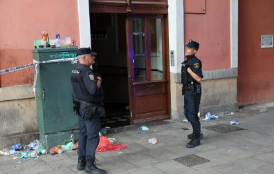 Agentes de Policía Nacional, junto al portal del inmueble donde ocurrió la agresión
