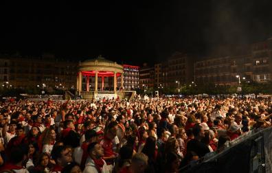 Los grupos especializados en hurtos buscan lugares con aglomeraciones, como los conciertos. En la imagen, el de este 6 de julio en la Plaza del Castillo