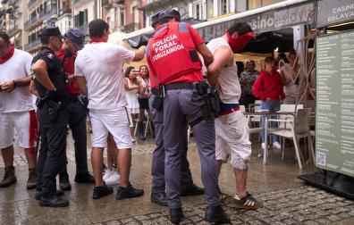 Imagen de un detenido por la Policía Foral durante San Fermín