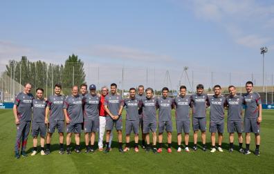 EL EQUIPO DE TRABAJO DE ALESSIO LISCI. De izquierda a derecha: Javier Rada (podólogo), Iker Carreras (fisio), Samu García (fisio), Andrés Fernández (médico), Iker Galarza (nutricionista), Juantxo Martín (asistente del preparador y readaptador), Iñaki Ibáñez (delegado), Joan García (analista), Darío Navarro (asistente), Asier Urkia (fisio), Chema Sanz (segundo entrenador), Alberto Ginés (preparador físico), Alessio Lisci (entrenador), Richard Sanzol (entrenador de porteros), Luca Troilo (asistente), Pablo Suárez (fisio) y Unai Miqueleiz (fisio). OSASUNA
