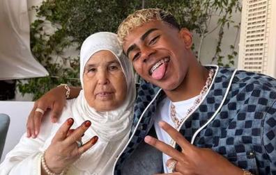 Lamine Yamal junto a su abuela, el día de la celebración de su 18 cumpleaños