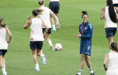La seleccionadora Montse Tomé dirige el entrenamiento de España previo a la semifinal de la Eurocopa 2025 contra Alemania /