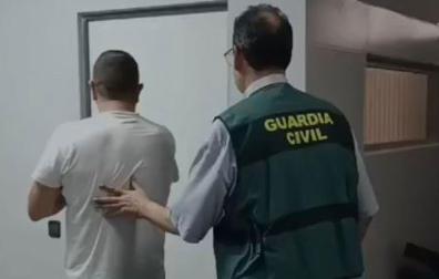Momento de la detención de uno de los acusados de estafa y hurto