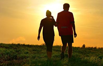 Una pareja caminando por el campo