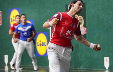 Jokin Altuna golpea a una pelota en Ermua.