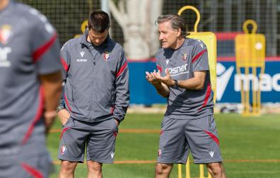 Chema Sanz, segundo entrenador, conversa con Alessio Lisci