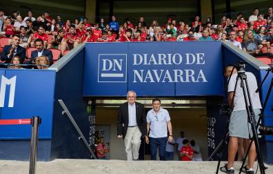 Luis Sabalza, junto a Braulio Vázquez, en la presentación de Víctor Muñoz en el estadio de El Sadar