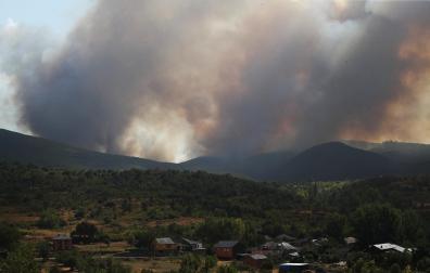 Vista del incendio forestal que afecta a Las Médulas