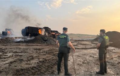 Efectivos de la Guardia Civil, en el lugar del incendio