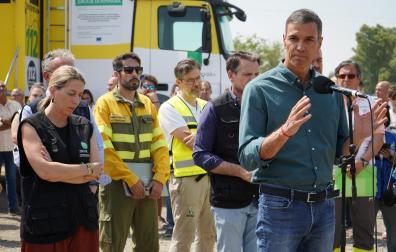 El presidente del Gobierno, Pedro Sánchez, junto a la presidenta de la Junta de Extremadura, María Guardiola, durante su visita al Puesto de Mando Avanzado del incendio de Jarilla (Cáceres)