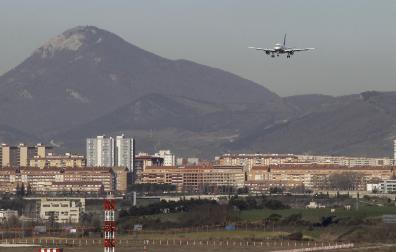 Un avión encara la pista de aterrizaje del aeropuerto de Noáin