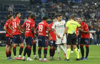 Los jugadores de Osasuna rodean al árbitro Adrián Cordero tras señalar el penalti a Juan Cruz